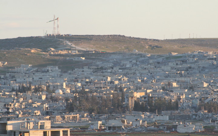 Über Kobanê weht wieder die Fahne von Rojava. Die Stadt ist ein Trümmerfeld.