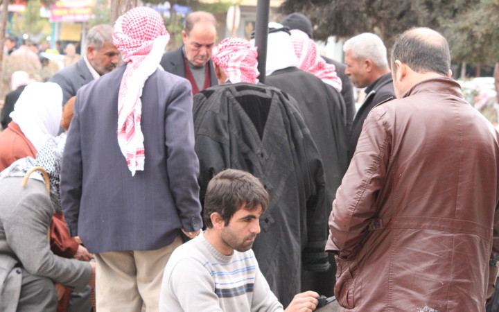 Flüchtlinge aus Kobanê im Stadtzentrum von Suruç