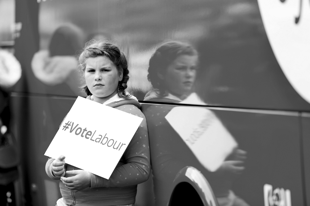 Mädchen mit VoteLabour-Schild