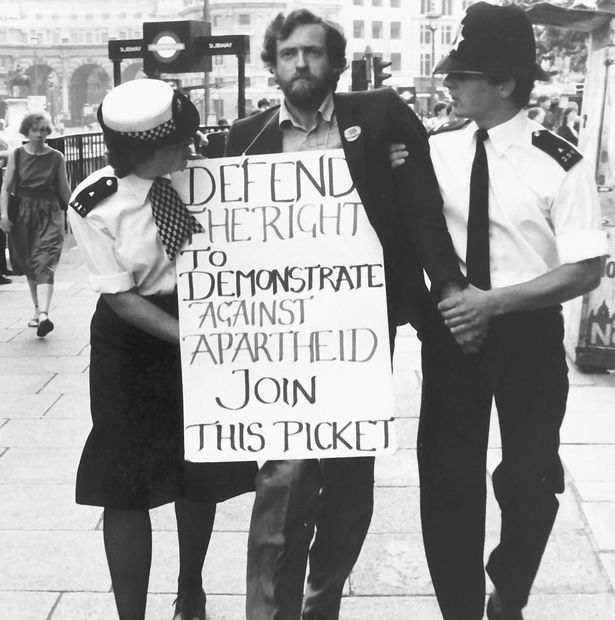 Polizei führt Jeremy Corbyn von Anti-Apartheids-Protest ab