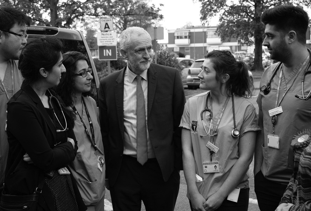 Corbyn mit KrankenpflegerInnen