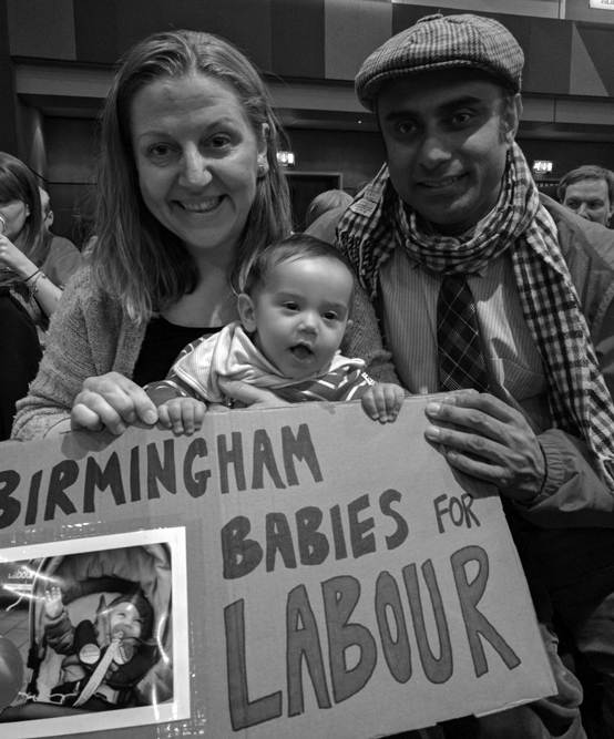 Eltern mit Baby und Schild "Birmingham Babies for Labour"