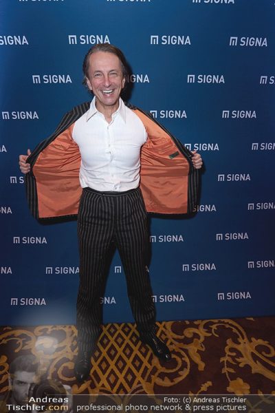 Christian Rainer vor Signa-Werbewand
