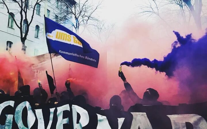 Demonstration mit Banner und Rauch