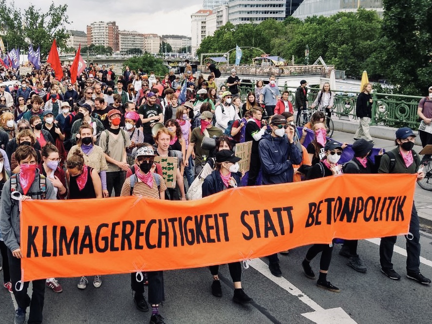 Banner auf Demonstration gegen Lobau-Autobahn
