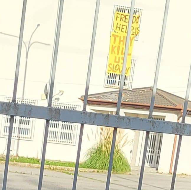 Bild vom Gefängnis mit Transparent