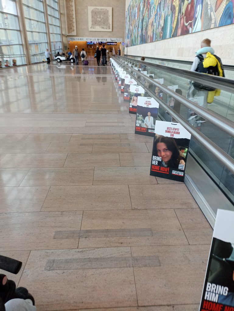 Fotos der Geiseln am Flughafen