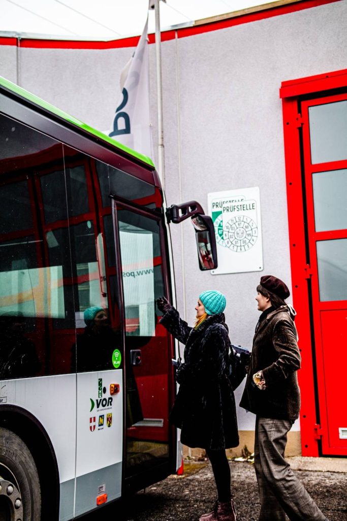 Menschen steigen in den Bus