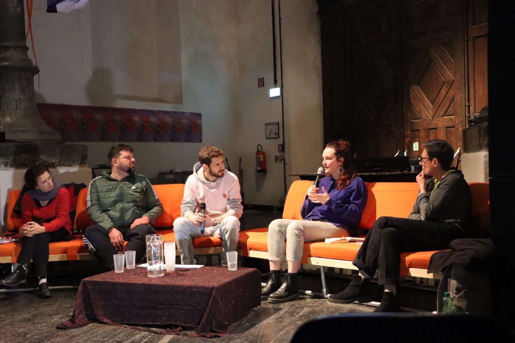 Bild der Podiumsdiskussion mit den Teilnehmenden