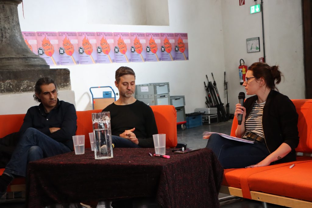 Bild der zwei Podiumsteilnehmer und Moderation Hannah Eberle.