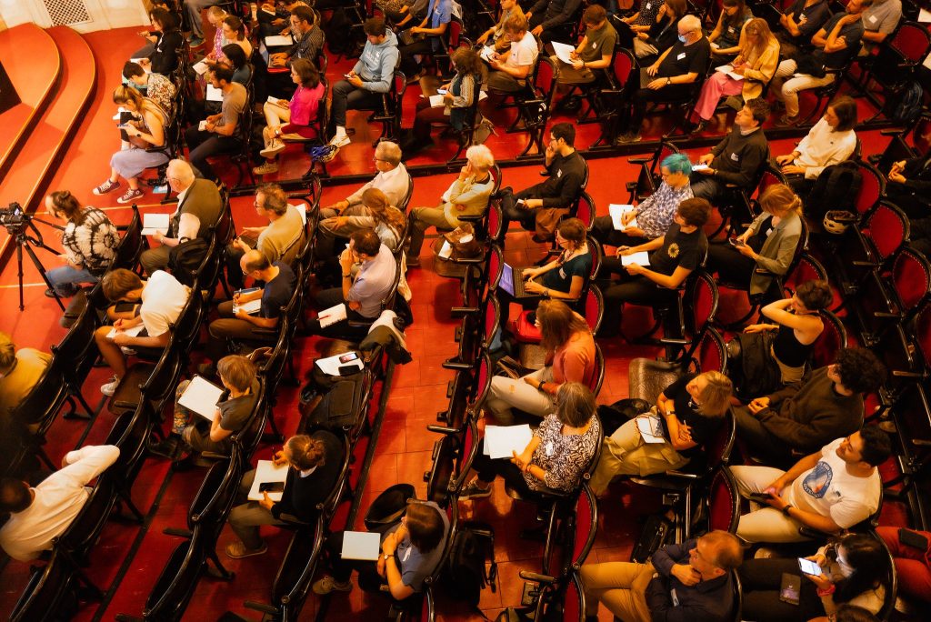 Fotos des Publikums bei der Beyond Growth Konferenz