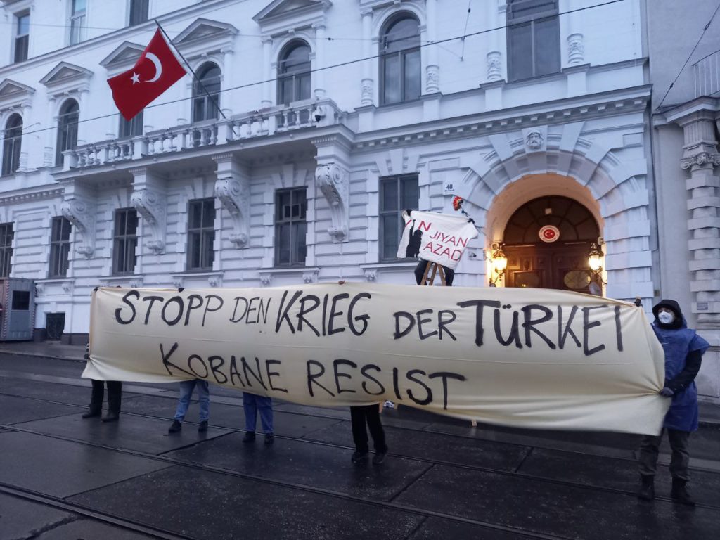 Aktivist:innen mit Bannern vor der türkischen Botschaft in Wien