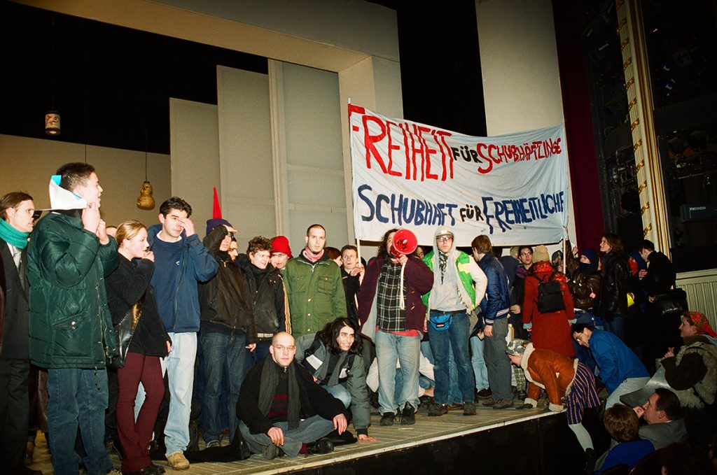 Demonstrierende bei einer Besetzung 2000