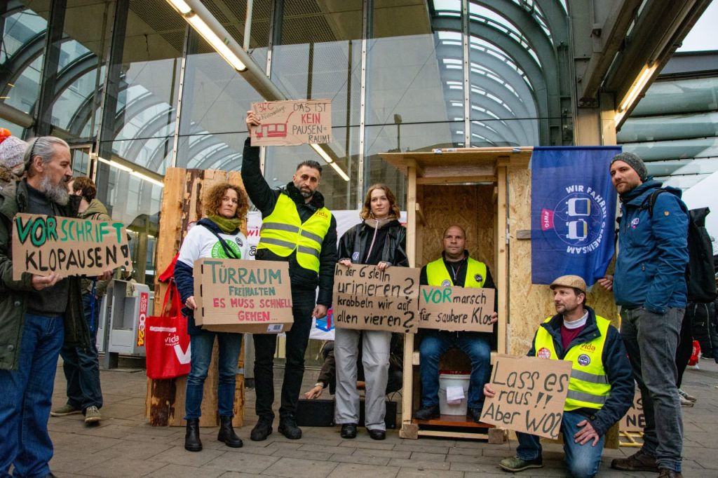 Buslenker*innen und Aktivist*innen bei Protesten
