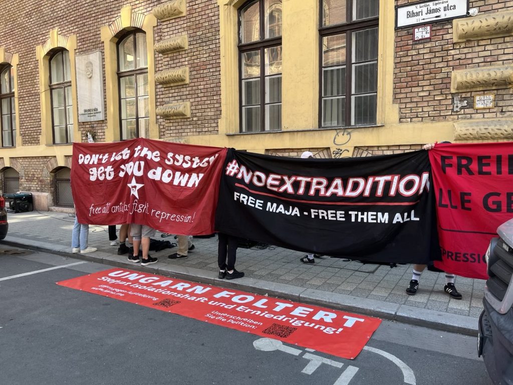 Antifaschistischer Protest vor dem Gerichtssaal