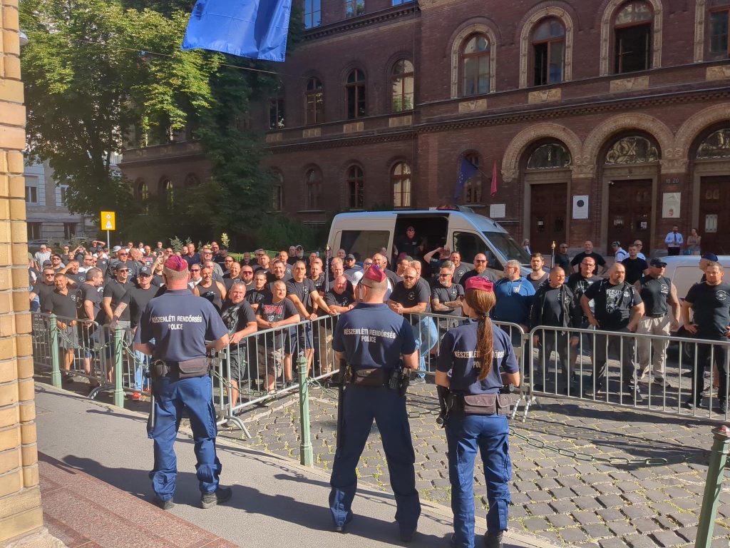Ein Aufmarsch von Rechten vor dem Gerichtssaal