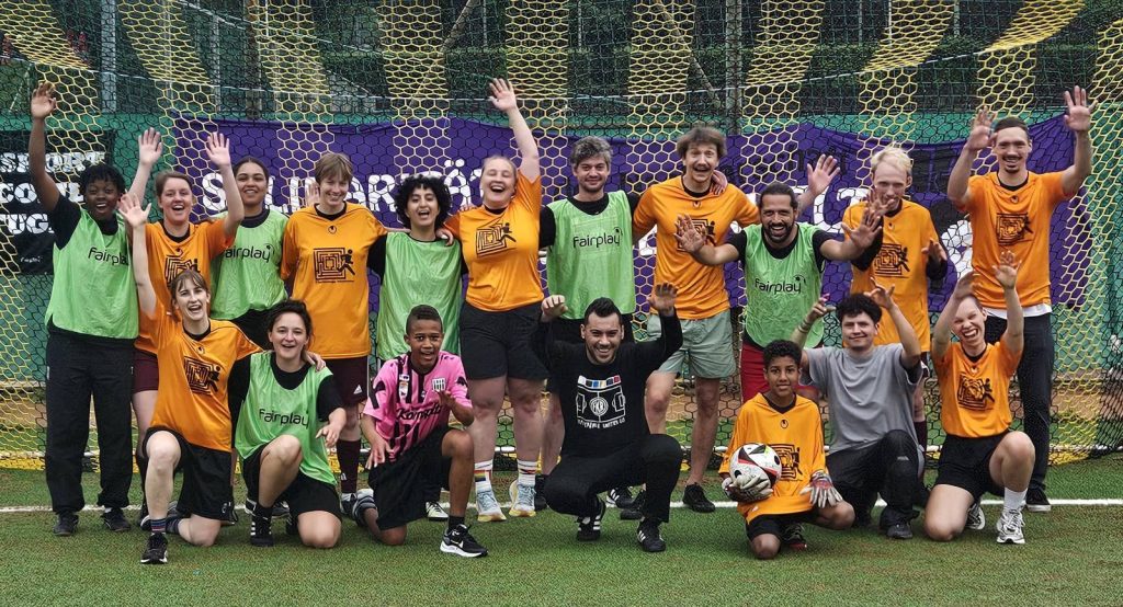 Die beiden Finalteams von Fairplay und der Deserteursberatung