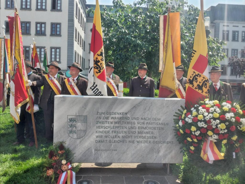 Mitglieder des Kärntner Abwehrkämpferbundes bei einer Gedenkfeier in Klagenfurt
