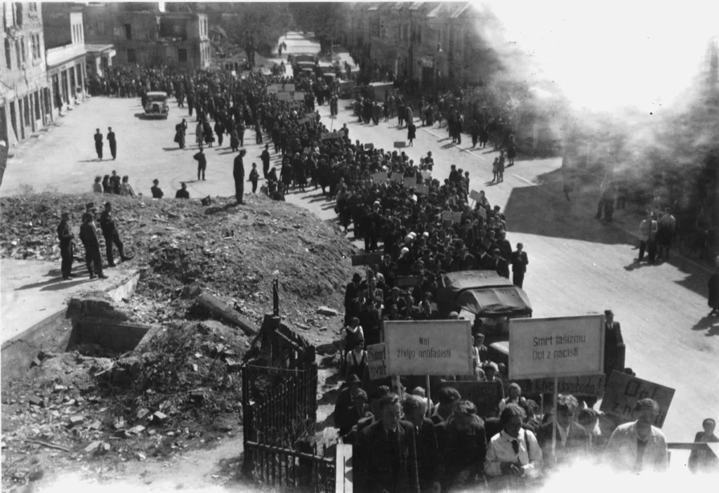 Eine antifaschistische Gedenkdemonstration in Klagenfurt 1946
