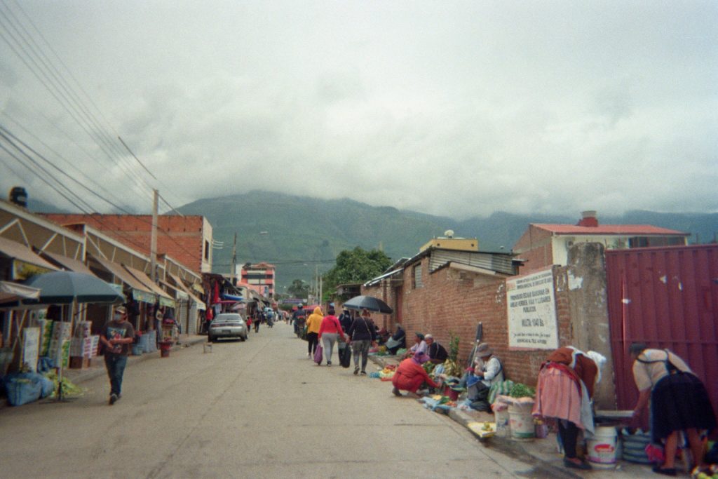 Eine Straße in Cochabamba, an das auch die Comunidad María Auxiliadora angrenzt