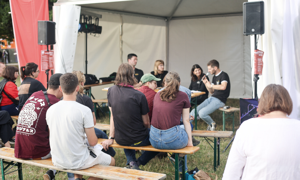 Podium am Volksstimmefest aus Sicht des Publikums