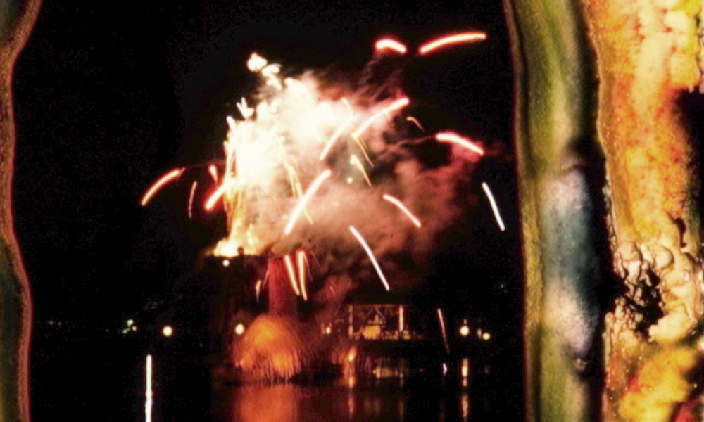 Dia eines Feuerwerks über einem See