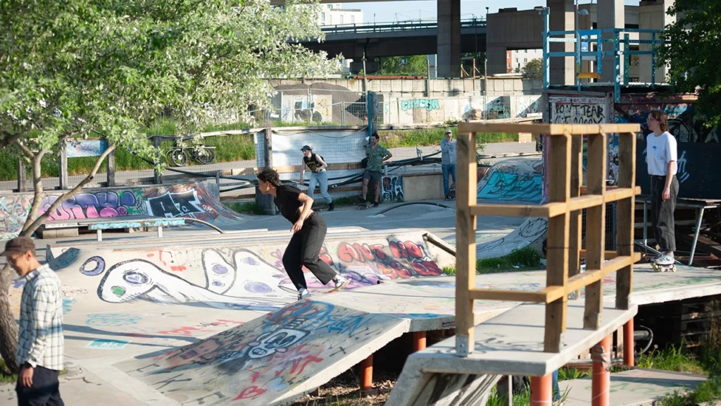 Skater im selbstgebauten Skatepark in St. Marx
