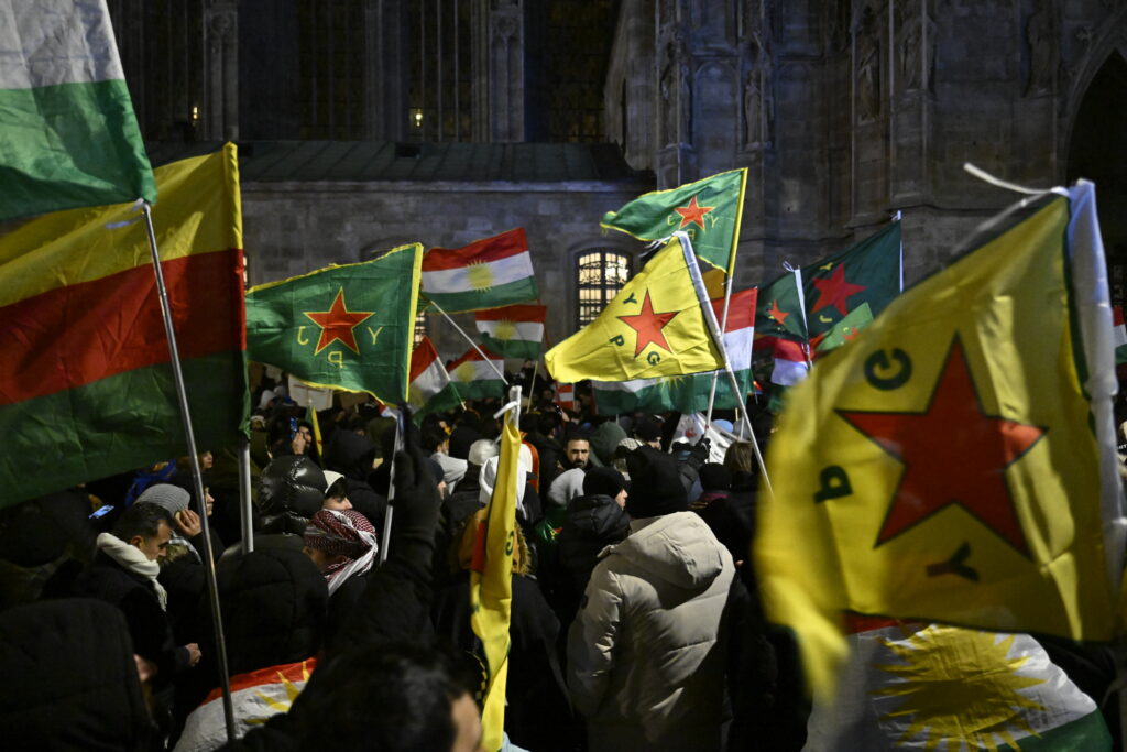 Demonstrierende in Solidarität mit Rojava