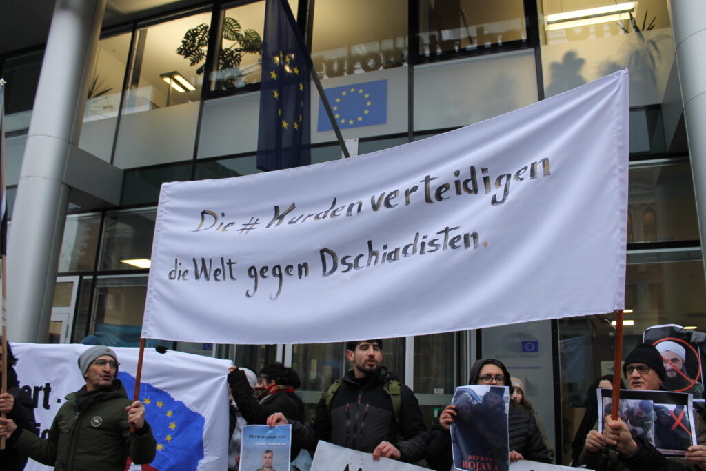 Mitglieder der kurdischen und drusischen Gemeinschaft beim Protest in Wien