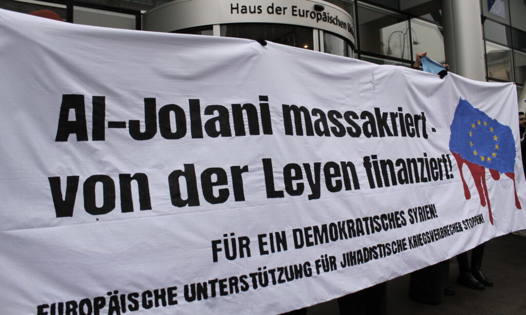 Banner: "Al-Jolani massakriert – von der Leyen finanziert"