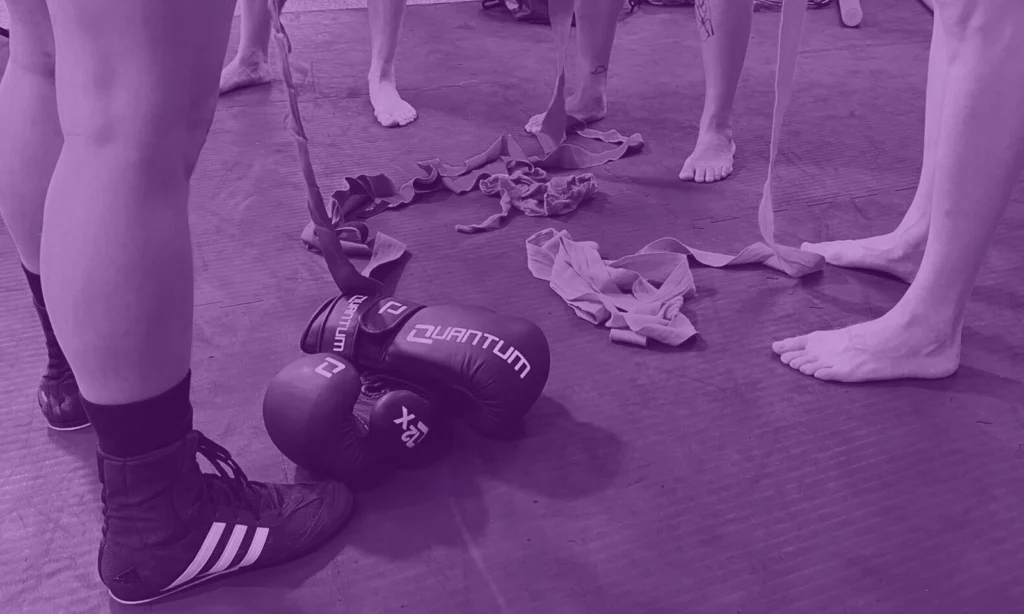 Boxhandschuhe am Mattenboden
