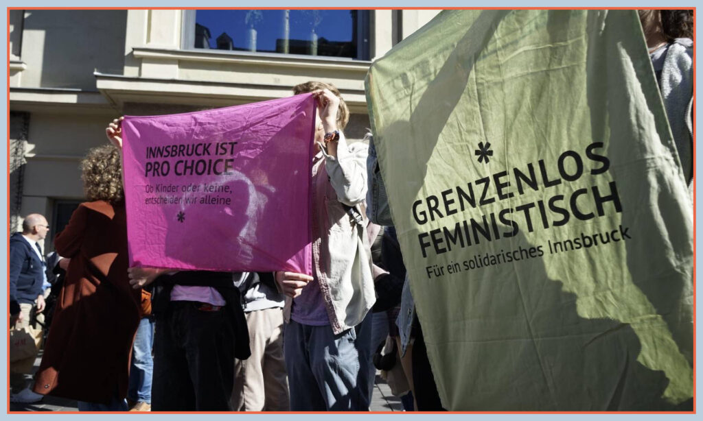Eine Demonstration mit Plakaten für Abtreibung