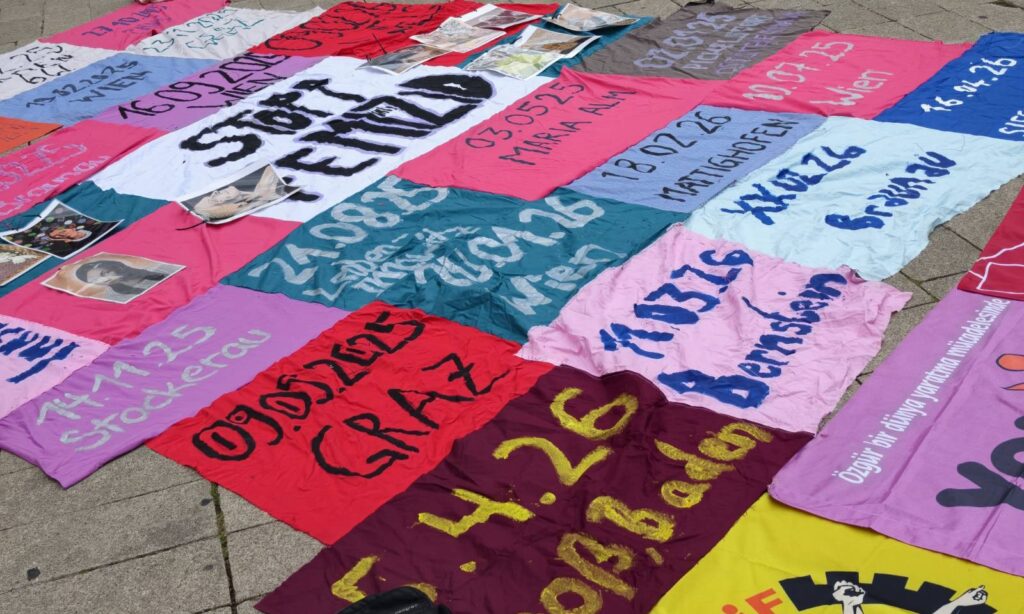 Demoplakate von einer Feminizid Demo.