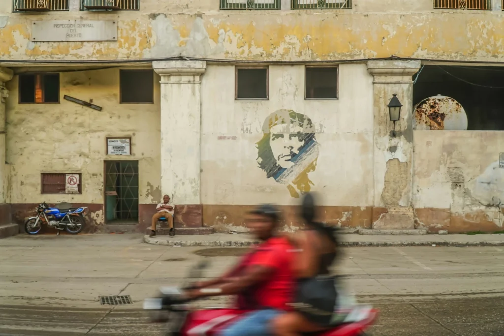 Ein Bild von Che hinter einem Moped